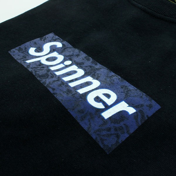 mowl x PRIBAL Spinner ロゴ Tシャツ (ブラック x ブルーカモ)
